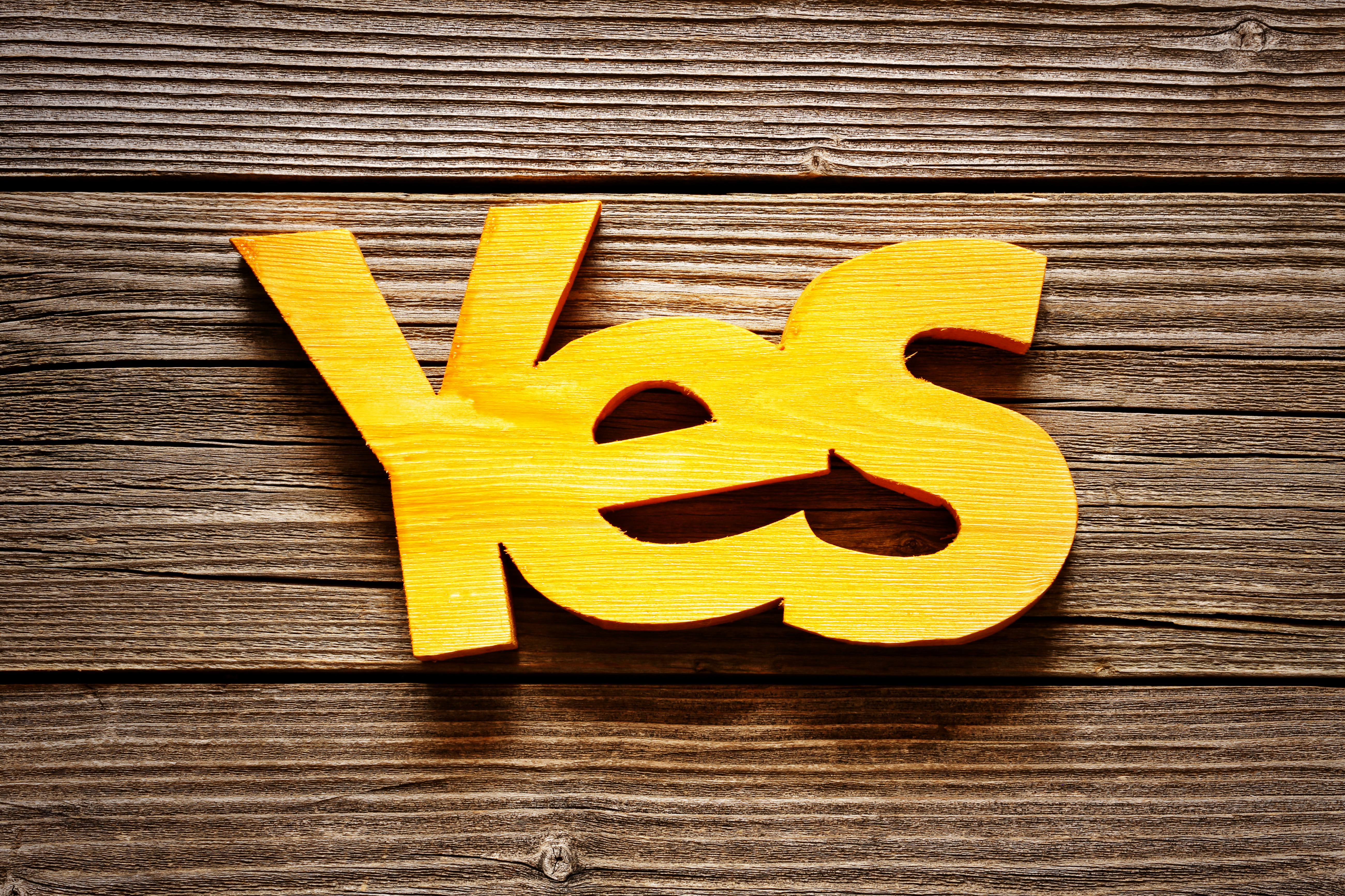 Saying yes. Обои для телефона слово Yes. Word ответы на деревянном фоне. Купить слово Yes из денежных символов из дерева.